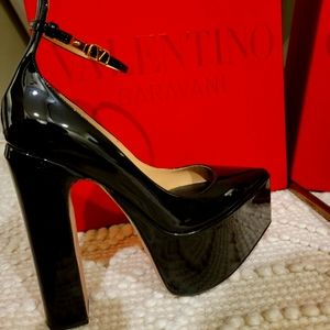 VALENTINO GARAVANI TANGO PUMP CALFSKIN BLK PATENT SIZE 39